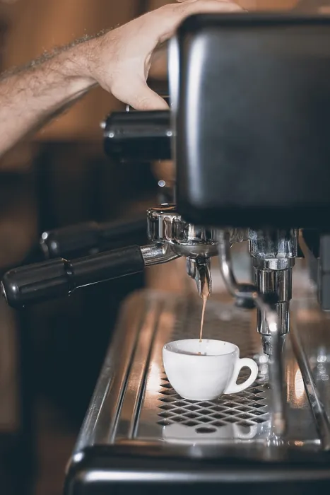 Stampa con cornice : Macchina per espresso che fa caffè. Stampa con cornice : Macchina per espresso che fa caffè.