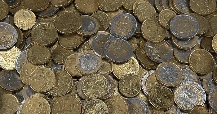 Stampa con cornice : Monete Euro che cadono Stampa con cornice : Monete Euro che cadono