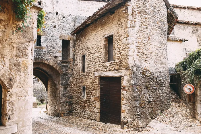 Stampa con cornice : Facciata di edifici in pietra antica a Perouges, Francia. Stampa con cornice : Facciata di edifici in pietra antica a Perouges, Francia.