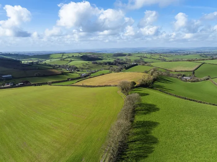 Stampa con cornice : Campi e fattorie da un drone, Devon.