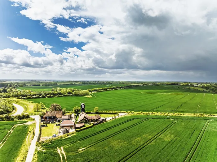 Stampa con cornice : Campi e Mulino a Vento da un Drone.