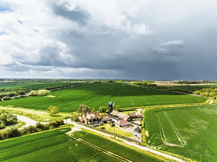 Stampa con cornice : Campi e Mulino a vento da un drone.