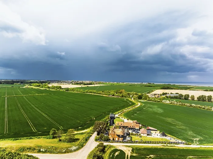 Stampa con cornice : Campi e Mulino a vento da un drone.