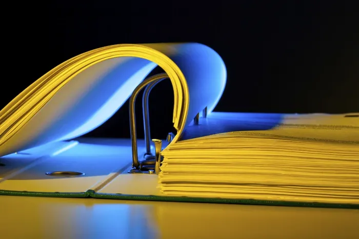 Stampa con cornice : Una cartella con documenti e carte. Stampa con cornice : Una cartella con documenti e carte.
