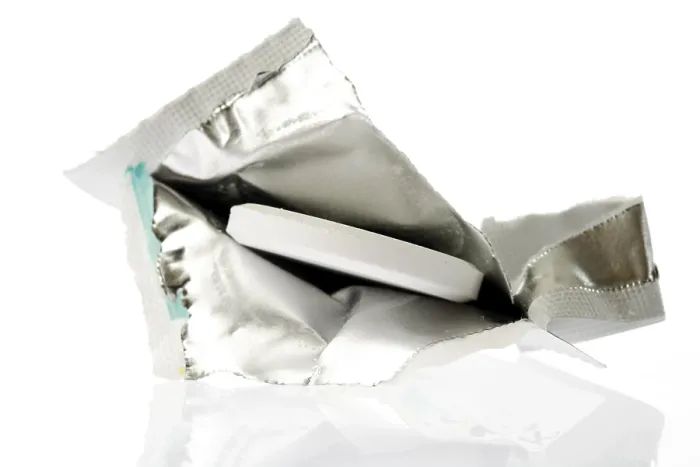 Stampa con cornice : Compressa effervescente, confezione aperta. Stampa con cornice : Compressa effervescente, confezione aperta.