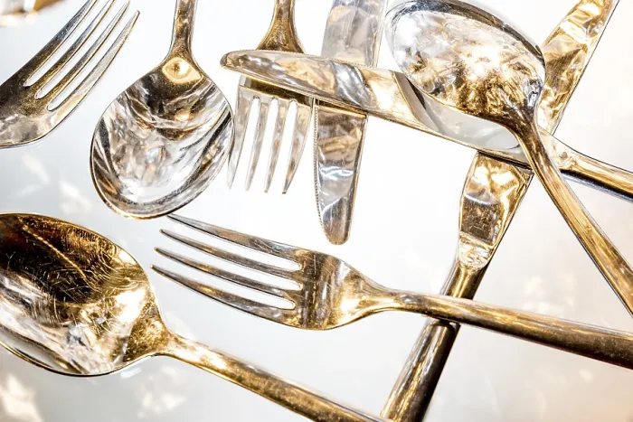 Stampa con cornice : Fork, cucchiaio e coltello con riflessi ed effetti di luce.