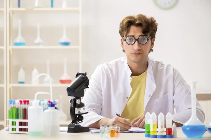Stampa con cornice : Un chimico divertente pazzo che fa esperimenti e test. Stampa con cornice : Un chimico divertente pazzo che fa esperimenti e test.