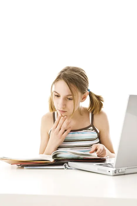 Stampa con cornice : Ragazza che impara con un computer. Stampa con cornice : Ragazza che impara con un computer.