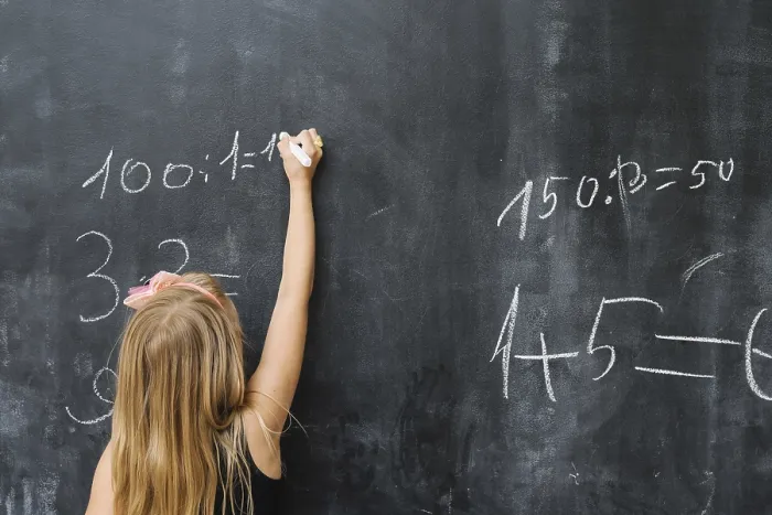 Stampa con cornice : Ragazza che risolve un esercizio di matematica. Stampa con cornice : Ragazza che risolve un esercizio di matematica.