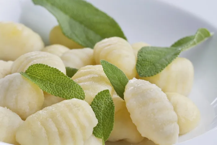 Stampa con cornice : Gnocchi, basilico. Stampa con cornice : Gnocchi, basilico.