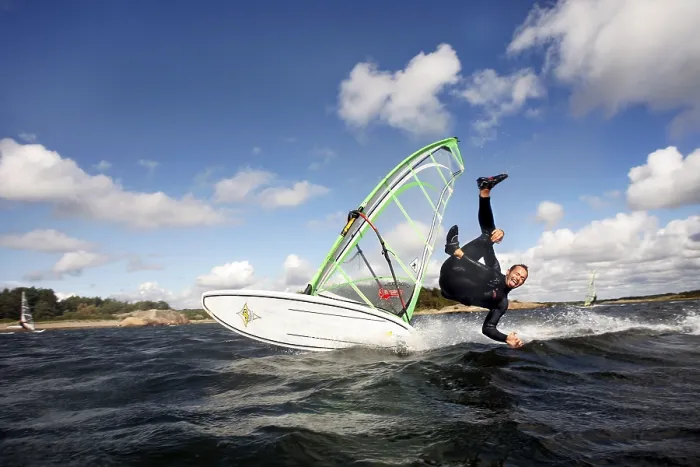 Stampa con cornice : L'uomo windsurfa. Stampa con cornice : L'uomo windsurfa.