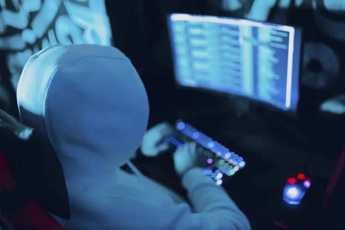 Stampa con cornice : Un hacker utilizza malware software virale del computer e codice binario di hacking interfaccia digitale verde. Stampa con cornice : Un hacker utilizza malware software virale del computer e codice binario di hacking interfaccia digitale verde.