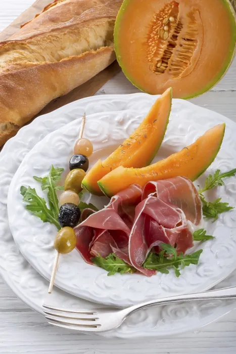Stampa con cornice : Prosciutto con melone e olive.
