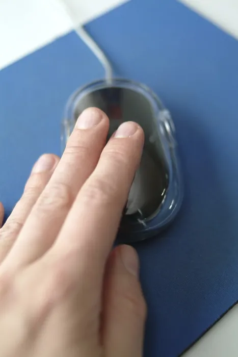 Stampa con cornice : Mano sul mouse del computer. Stampa con cornice : Mano sul mouse del computer.
