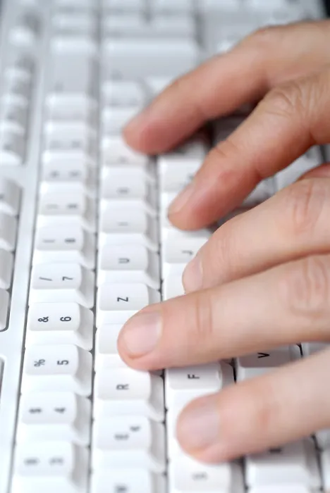 Stampa con cornice : Mani sulla tastiera del computer.