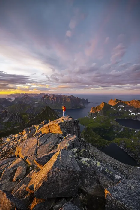 Stampa con cornice : Un escursionista si trova alla vetta, tramonto con nuvole drammatiche. Stampa con cornice : Un escursionista si trova alla vetta, tramonto con nuvole drammatiche.