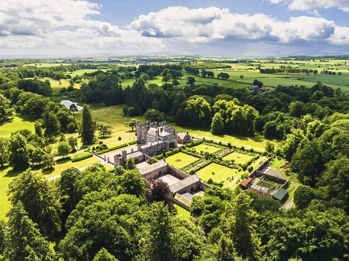 Stampa con cornice : Hutton in the Forest da un drone. Stampa con cornice : Hutton in the Forest da un drone.