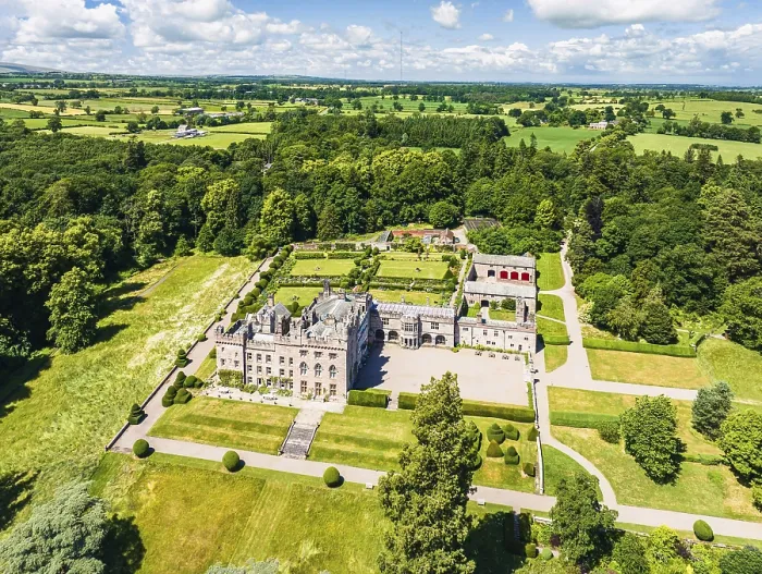 Stampa con cornice : Hutton in the Forest da un drone.