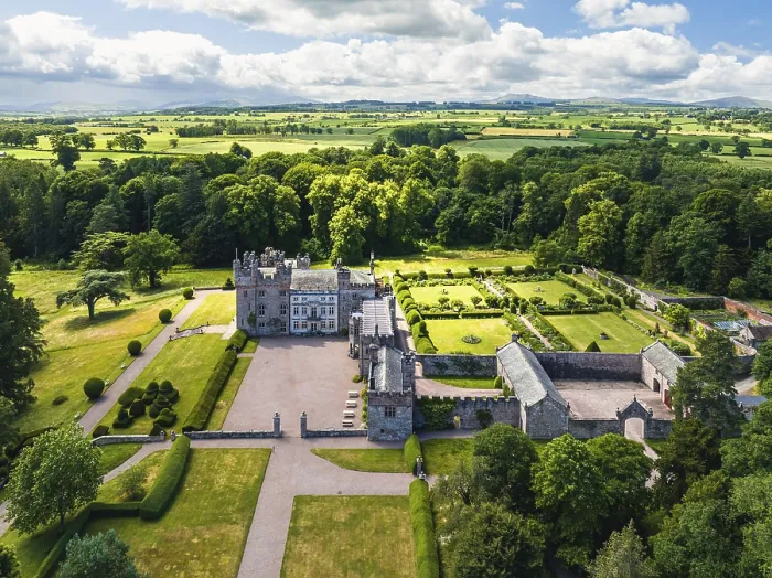 Stampa con cornice : Hutton in the Forest da un drone.