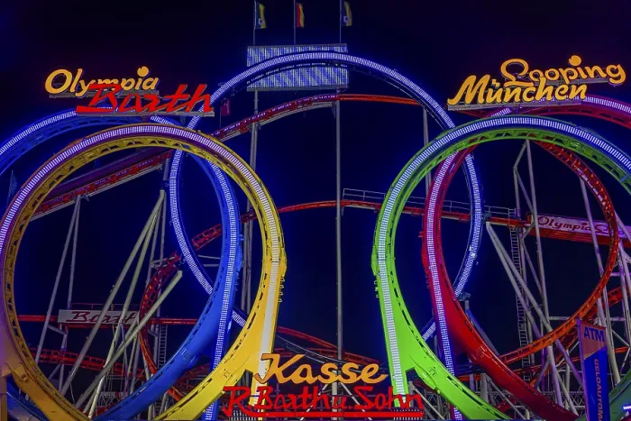 Stampa con cornice : Olimpia a cinque anelli illuminata, roller coaster. Stampa con cornice : Olimpia a cinque anelli illuminata, roller coaster.