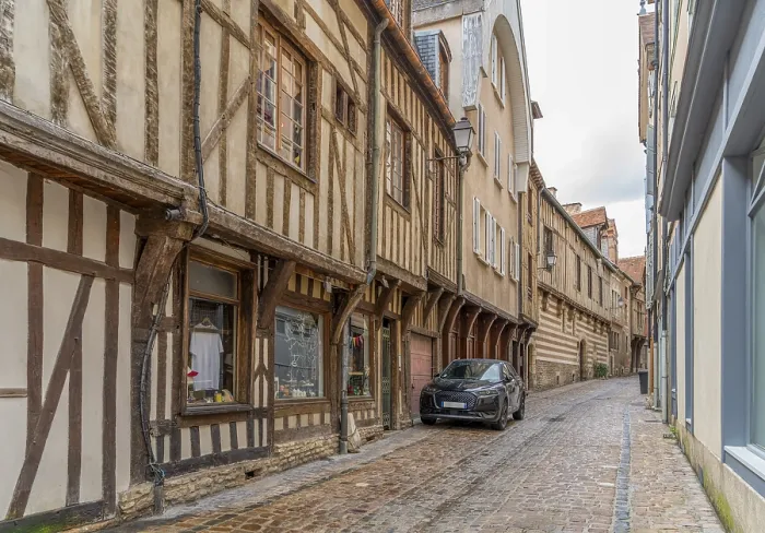 Stampa con cornice : Impressione di Troyes. Stampa con cornice : Impressione di Troyes.