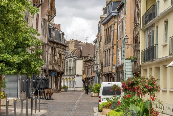 Stampa con cornice : Impressione di Troyes. Stampa con cornice : Impressione di Troyes.
