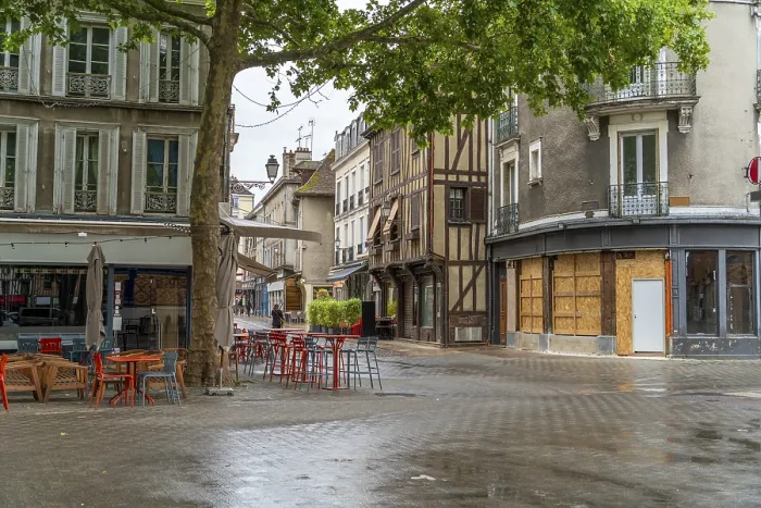 Stampa con cornice : Impressione di Troyes. Stampa con cornice : Impressione di Troyes.