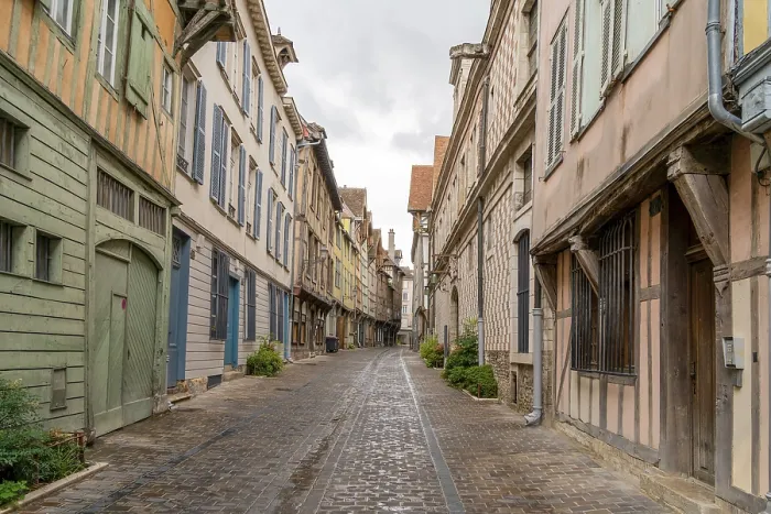 Stampa con cornice : Impressione di Troyes. Stampa con cornice : Impressione di Troyes.