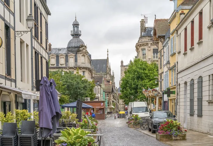 Stampa con cornice : Impressione di Troyes. Stampa con cornice : Impressione di Troyes.