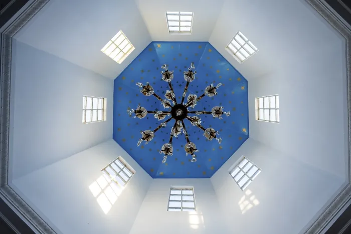 Stampa con cornice : Visuale interna, soffitto ottagonale con lampadario. Stampa con cornice : Visuale interna, soffitto ottagonale con lampadario.