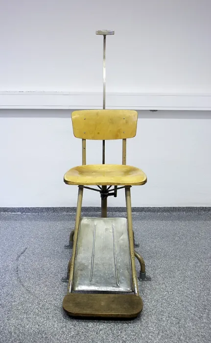 Stampa con cornice : Sala di interrogatorio Stampa con cornice : Sala di interrogatorio