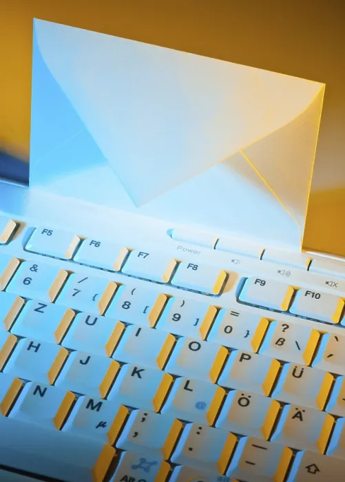 Stampa con cornice : La tastiera di un computer e una busta. Stampa con cornice : La tastiera di un computer e una busta.