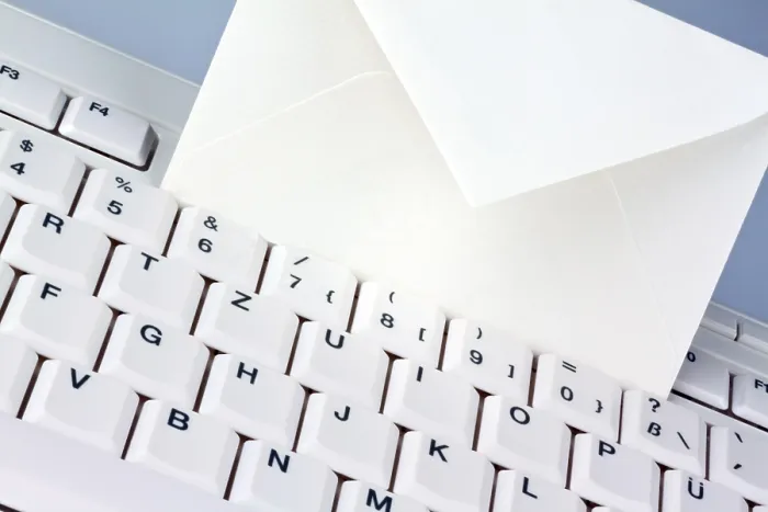 Stampa con cornice : La tastiera di un computer e una busta.