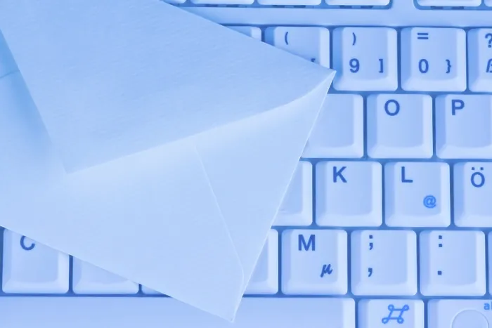 Stampa con cornice : La tastiera di un computer e una busta.