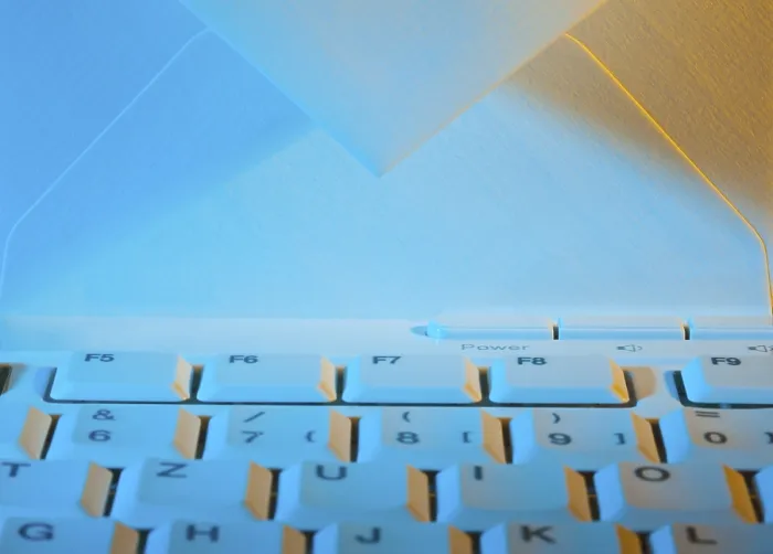 Stampa con cornice : La tastiera di un computer e una busta. Stampa con cornice : La tastiera di un computer e una busta.
