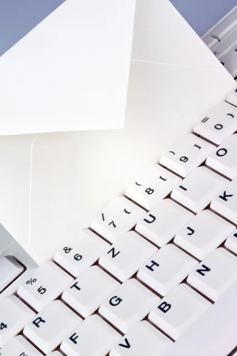 Stampa con cornice : La tastiera di un computer e una busta. Stampa con cornice : La tastiera di un computer e una busta.