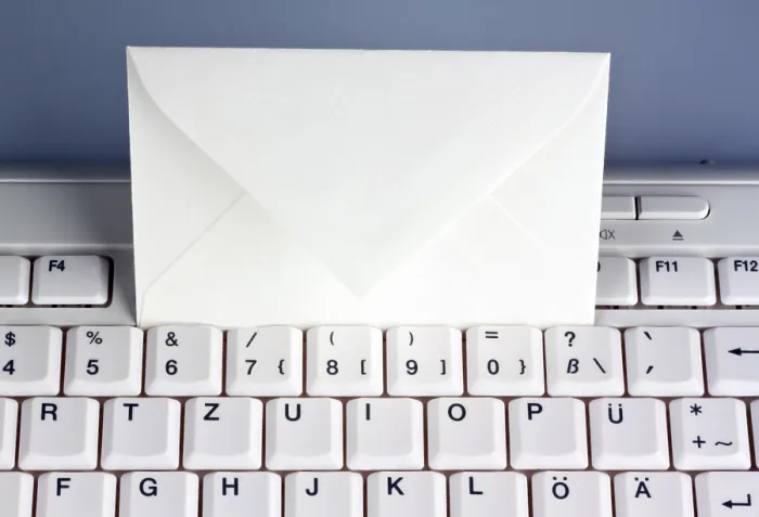 Stampa con cornice : La tastiera di un computer e una busta.