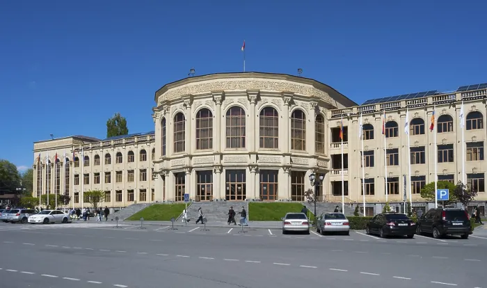 Stampa con cornice : Un grande edificio classico con bandiere. Stampa con cornice : Un grande edificio classico con bandiere.
