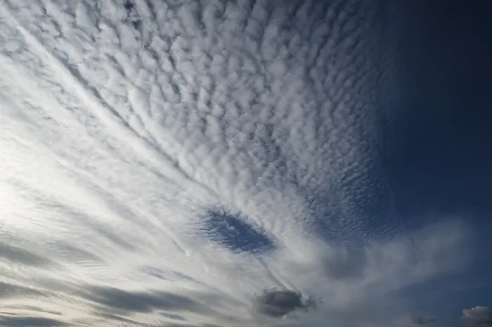 Stampa con cornice : Nuvolette grandi e soffici, altocumuli.