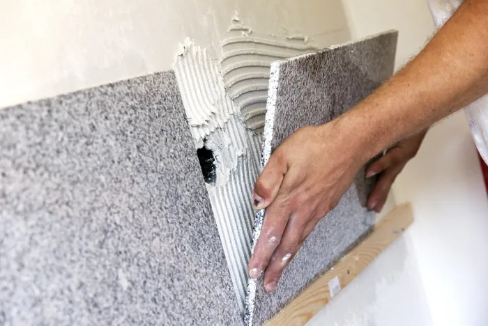 Stampa con cornice : Posa piastrelle. Stampa con cornice : Posa piastrelle.