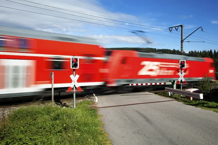 Stampa con cornice : Passaggio a livello con treno in transito Stampa con cornice : Passaggio a livello con treno in transito