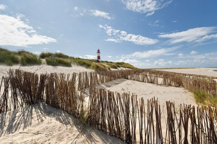 Stampa con cornice : Faro con cielo azzurro ad Ellenbogen.