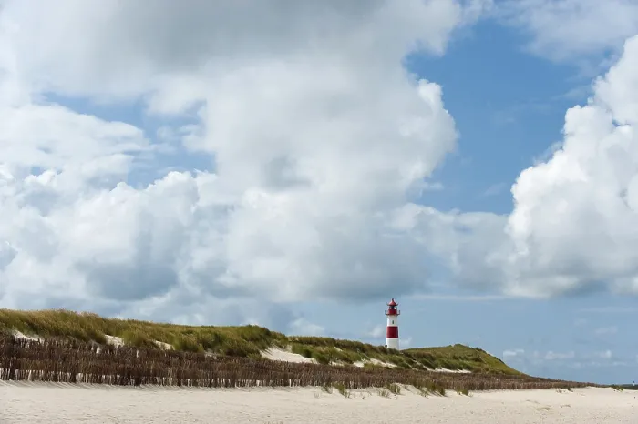 Stampa con cornice : Faro con cielo azzurro ad Ellenbogen.