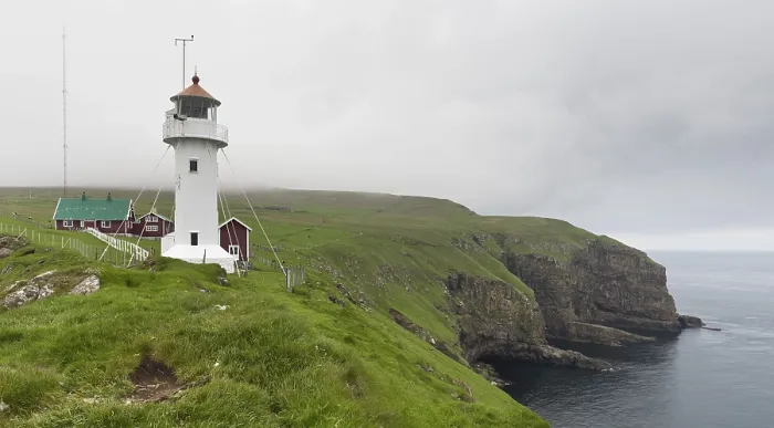 Stampa con cornice : Faro e scogliere, Akraberg. Stampa con cornice : Faro e scogliere, Akraberg.