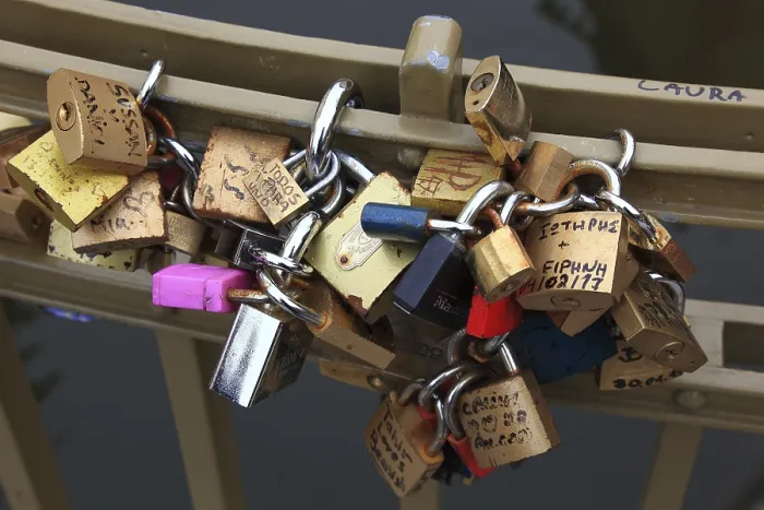 Stampa con cornice : Un lucchetto d'amore su una ringhiera.