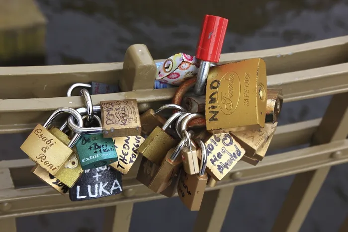 Stampa con cornice : Un lucchetto d'amore su una ringhiera.
