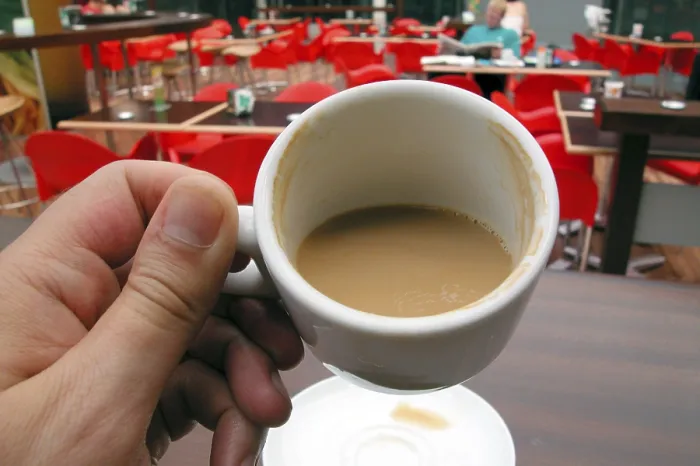 Stampa con cornice : Uomo che beve caffè. Stampa con cornice : Uomo che beve caffè.