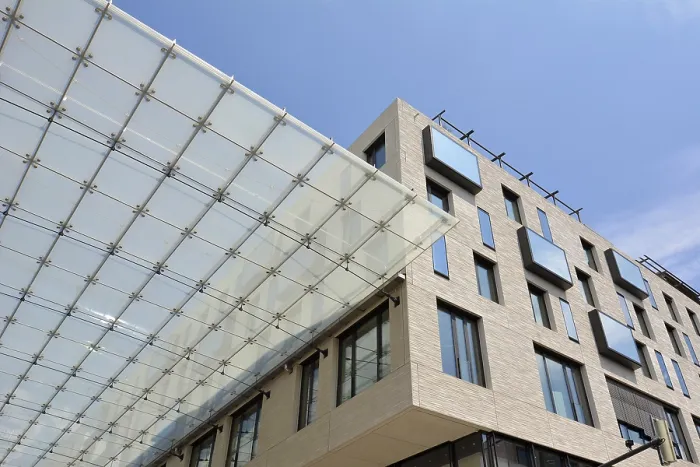 Stampa con cornice : Mannheim, Germania, luglio 2019: tetto di vetro che collega edifici del grande centro commerciale chiamato Q6 Q7 nella città di Mannheim. Stampa con cornice : Mannheim, Germania, luglio 2019: tetto di vetro che collega edifici del grande centro commerciale chiamato Q6 Q7 nella città di Mannheim.