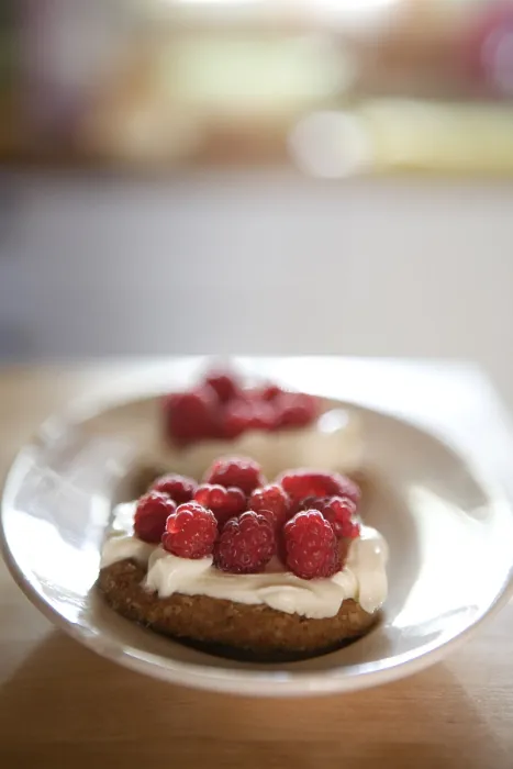 Stampa con cornice : Torta di mascarpone e lamponi.