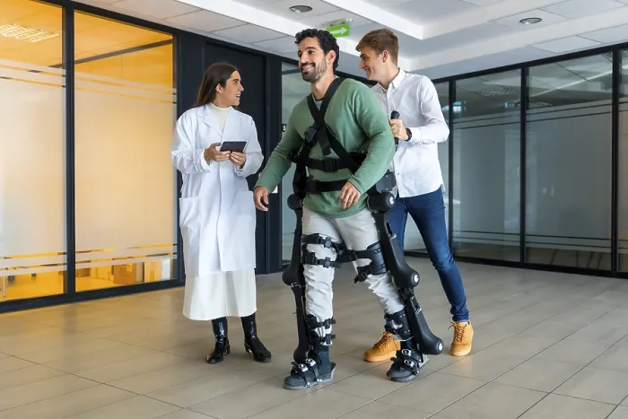 Stampa con cornice : Esoscheletro meccanico, dottore femminile con dispositivo che cammina con persona disabile con scheletro robotico in riabilitazione. Stampa con cornice : Esoscheletro meccanico, dottore femminile con dispositivo che cammina con persona disabile con scheletro robotico in riabilitazione.